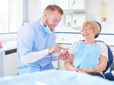 Zahnarzt im Gespräch mit Patientin